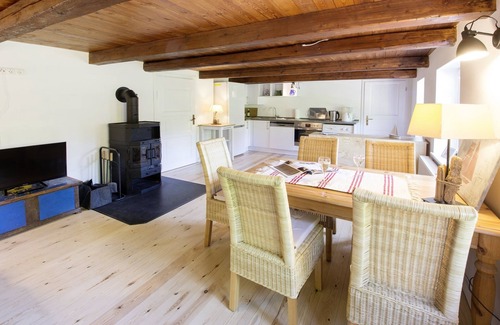 Hasselberg Apartment | Cowshed - fireplace, shower, Netflix, terrace, sauna, close to the beach, child-friendly