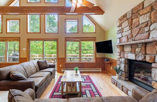 Lake Harmony Estates House | Coyote Cabin by AvantStay Hot Tub Walk to Lake