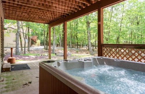 Lake Harmony Estates House | Coyote Cabin by AvantStay Hot Tub Walk to Lake