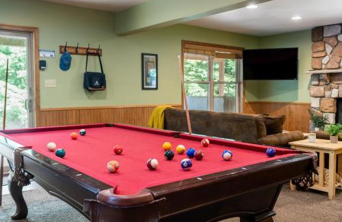 Lake Harmony Estates House | Coyote Cabin by AvantStay Hot Tub Walk to Lake