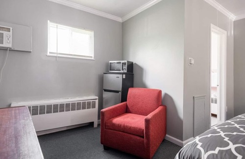 Riverview Apartment | Cozy Private Room with Bath| Sleeps 4| Free parking