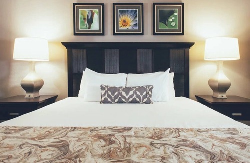West Kissimmee Resort | Cozy 1-2-bedroom resort less than 20 minutes away from Orlando theme parks.