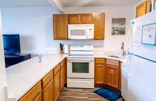 Biloxi Apartment | Cozy 1 bed 1 bath Condo with pool, close to beach