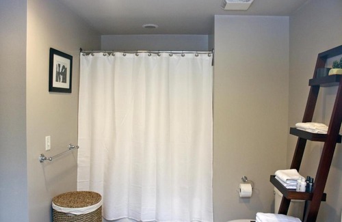 SouthPark Apartment | Cozy 1 Bed, Heart of SouthPark with Free Parking
