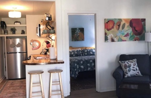 Old North End Apartment | Cozy 1-bedroom apartment - 5 Min walk to Church St