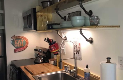 Old North End Apartment | Cozy 1-bedroom apartment - 5 Min walk to Church St
