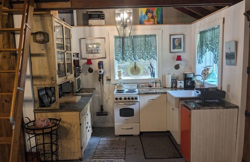 Milford Cabin | Cozy 1-bedroom cabin in amazing Milford with WiFi, AC next to stream.