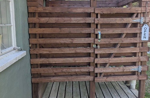 Milford Cabin | Cozy 1-bedroom cabin in amazing Milford with WiFi, AC next to stream.