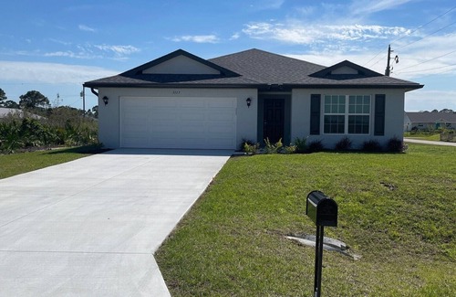 Harris House | Cozy 1-bedroom house in charming Lehigh Acres with WiFi, AC