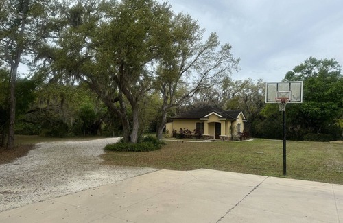 Braden River House | Cozy 1-bedroom house with AC and WiFi in adorable Sarasota on a 5 acre property