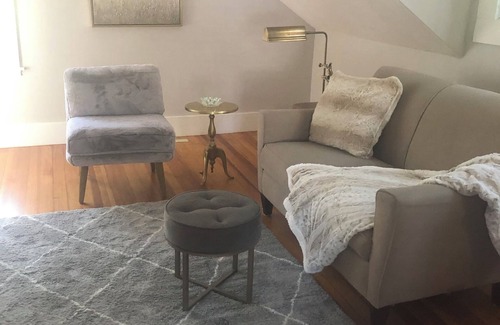 Wellesley Apartment | Cozy 1 bedroom in great Wellesley location. 1block from the commuter rail.