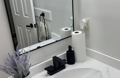 Griffin House | Cozy 1-bedroom private unit with shared amenities.