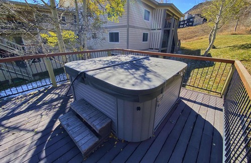 Crested Butte Condo | Cozy 1 Bedroom, Sleeps 3, Steps from Shuttle! Hot Tub! Loved by guests!
