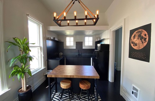 Goose Hollow Apartment | Cozy 1-bedroom with massive Artisan Loft