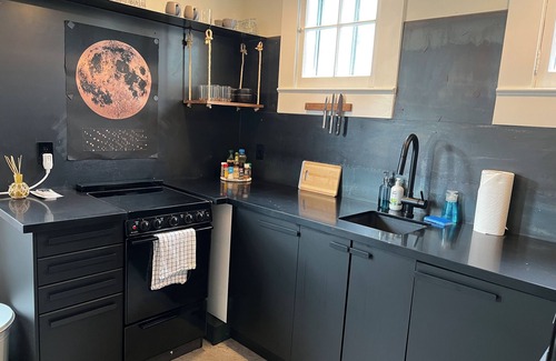 Goose Hollow Apartment | Cozy 1-bedroom with massive Artisan Loft