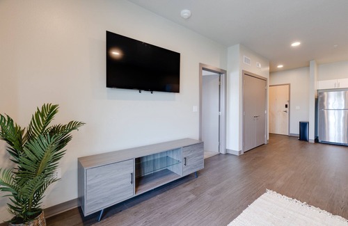 Downtown Des Moines Apartment | Cozy 1B1B w/Wi-Fi, Balcony Views, Coffee + Parking