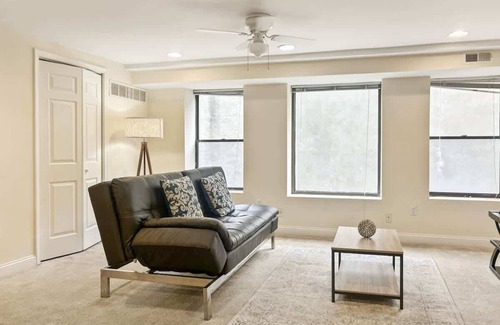 Old City Apartment | Cozy 1BD | Old City | 2 Beds | Independence Hall