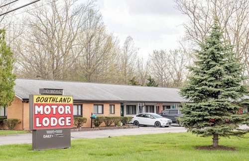 Riverview Apartment | Cozy 1BR Apt AC & Parking Brownstown