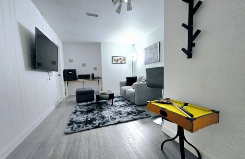 Burnaby House | COZY 1Br Basement Suite Perfect for Couple!Free Sparkling Wine! Private Parking.
