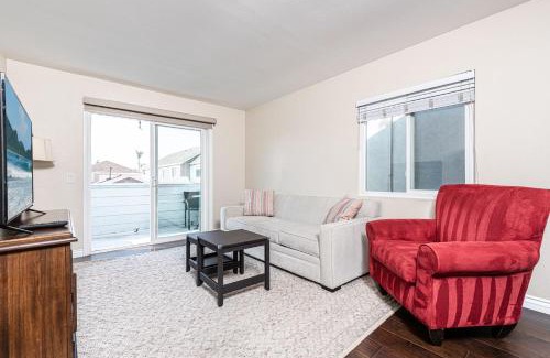West Newport House | Cozy 1Br Beach Retreat W Balcony & Bbq One Block From Sand By Beachview Rentals