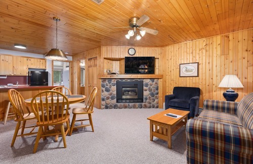 Breezy Point Condo | Cozy 1BR Condo w/Balcony & Fireplace