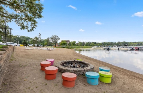 Breezy Point Condo | Cozy 1BR Condo w/Balcony & Fireplace