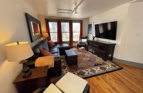 Bryker Woods Condo | Cozy 2/1 Treehouse in Brykerwoods Neighborhood