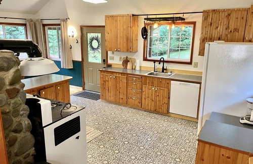 Ashford Cabin | Cozy 2-bdrm dogs-welcome cabin w/hot tub in private riverfront setting