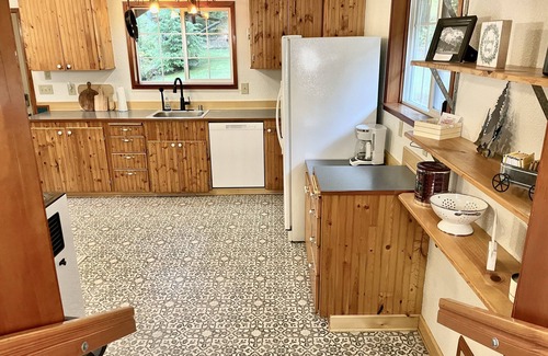 Ashford Cabin | Cozy 2-bdrm dogs-welcome cabin w/hot tub in private riverfront setting