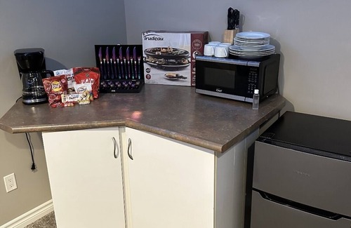 Woodslee House | Cozy 2 Bdrm, Lounge w/fpl, Kitchenette, TV, Wi-Fi
