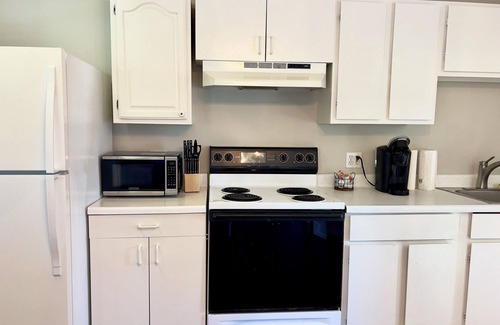 Ocean Park Condo | Cozy 2-bedroom, 1-bathroom condo, two short blocks from the beach!