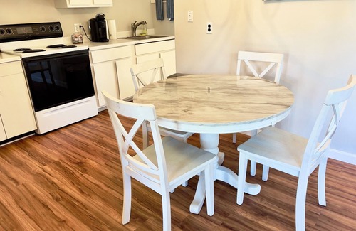 Ocean Park Condo | Cozy 2-bedroom, 1-bathroom condo, two short blocks from the beach!