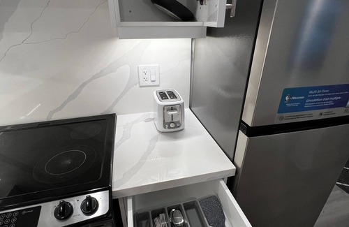 Erin Mills Apartment | Cozy 2-bedroom apartment with WiFi, separate entrance and parking