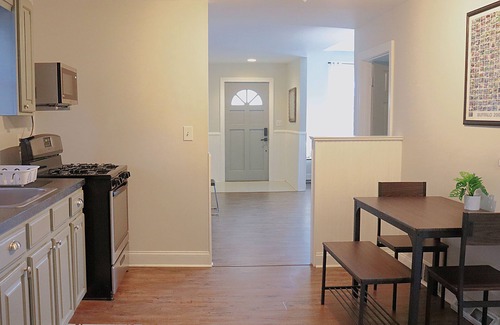 Buffalo Apartment | Cozy 2 Bedroom Apartment in Buffalo, NY - 30 minute drive from Niagara Falls!
