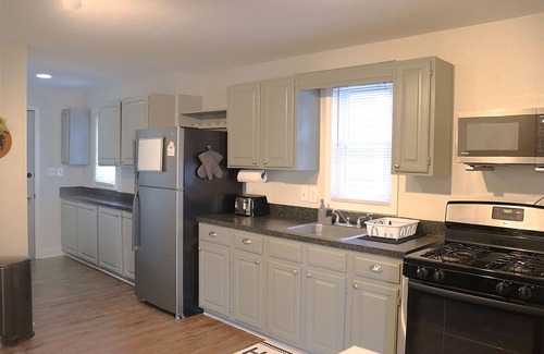 Buffalo Apartment | Cozy 2 Bedroom Apartment in Buffalo, NY - 30 minute drive from Niagara Falls!