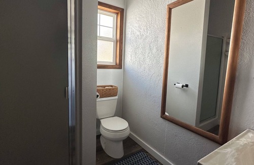 Sunland Estates House | Cozy 2-bedroom cliff-side house with AC & WiFi close to the Gorge Amphitheater.