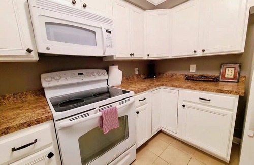 Lexington Condo | Cozy 2-bedroom condo with WiFi, AC in marvelous Lexington