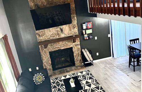 Beavercreek Condo | Cozy 2-bedroom condo with fireplace, WiFi, AC in charming Fairborn