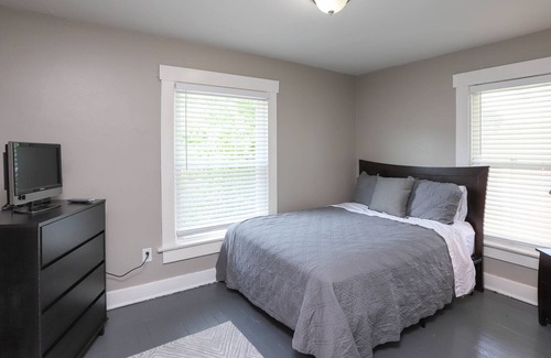 Dayton House | Cozy 2 Bedroom duplex in Downtown Dayton