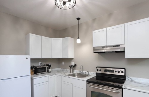 Dayton House | Cozy 2 Bedroom duplex in Downtown Dayton