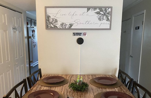 Peachtree Corners House | Cozy 2 Bedroom Family Retreat with Adjustable Bed, Arcade, Waffle Bar & Firepit