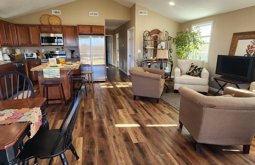 Richland House | Cozy 2-bedroom house in peaceful Richland with WiFi, AC