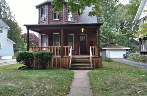 Highland Square Apartment | Cozy 2 bedroom in Highland Square, pets welcome!