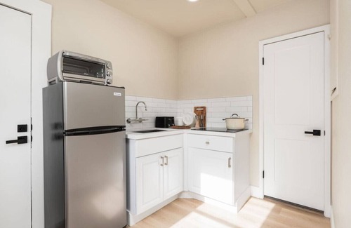 Lodi House | Cozy 2 Bedroom l Downtown Lodi l Modern