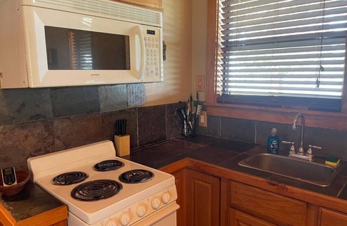 Pottsboro Cabin | Cozy 2 Bedroom Lakeview Cabin: Cabin A