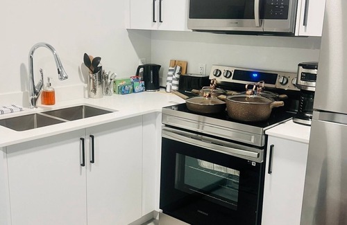 Northwest Edmonton House | Cozy 2-bedroom Suite Close To West Edmonton Mall