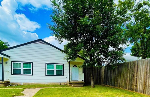 Oak Cliff House | Cozy 2-bedroom townhome in charming Dallas with WiFi, AC