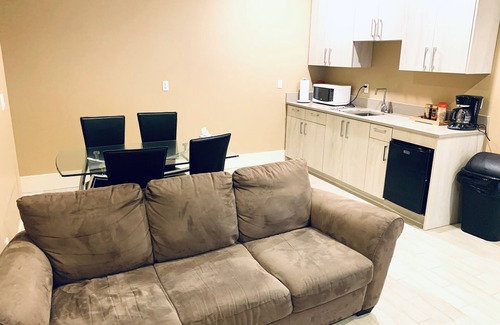 South Cambie Apartment | COZY 2 Bedrooms Suite with patio Ideally Located
