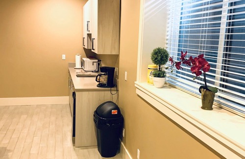 South Cambie Apartment | COZY 2 Bedrooms Suite with patio Ideally Located