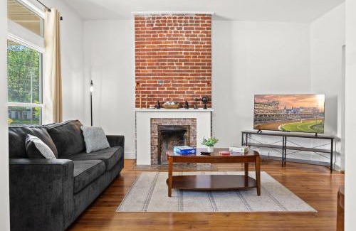Shelby Park House | Cozy 2-Floor Home 5BR 3BA 2 Kitchens Backyard